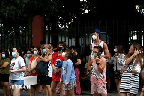 Người dân Philippines sơ tán ra bên ngoài các tòa nhà sau trận động đất ngày 27/7/2022. (Ảnh: AFP/TTXVN)