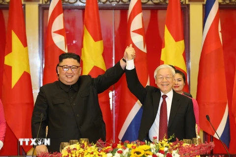 Tổng Bí thư Nguyễn Phú Trọng và Chủ tịch Triều Tiên Kim Jong-un nắm tay nhau, thể hiện tình hữu nghị giữa hai Đảng, hai Nhà nước và nhân dân Việt Nam-Triều Tiên, ngày1/3/2019. (Ảnh: Trí Dũng/TTXVN)