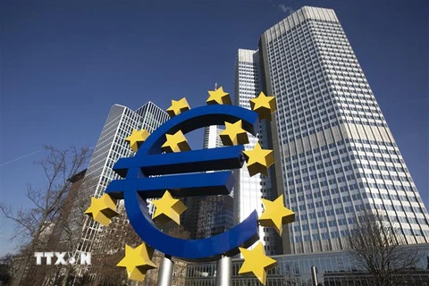 Biểu tượng đồng euro phía trước trụ sở Ngân hàng trung ương châu Âu (ECB) ở Frankfurt, Đức. (Ảnh: AFP/TTXVN)