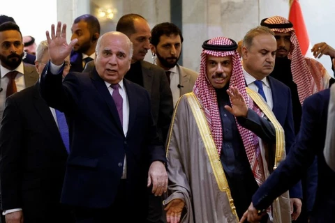 Ngoại trưởng Saudi Arabia Faisal bin Farhan Al-Saud và người đồng cấp Iraq Fuad Hussein (trái). (Nguồn: Reuters)