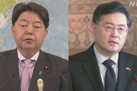 Bộ trưởng Ngoại giao Nhật Bản Yoshimasa Hayashi và người đồng cấp Trung Quốc Tần Cương. (Nguồn: Reuters)