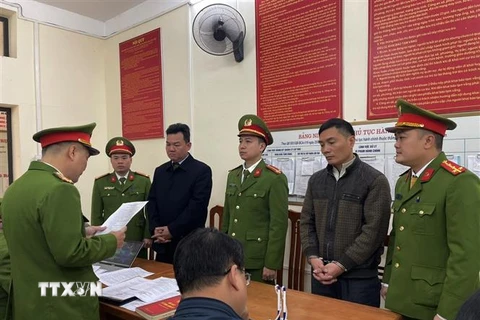 Cơ quan chức năng tỉnh Hà Giang công bố quyết định khởi tố, thi hành lệnh bắt 2 bị can để tạm giam. (Ảnh: TTXVN phát)