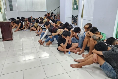 Nhóm 46 thanh niên mang hung khí đi đánh nhau bị lực lượng Công an phường An Hòa, thành phố Rạch Giá, Kiên Giang, bắt giữ. (Ảnh: Công an cung cấp)