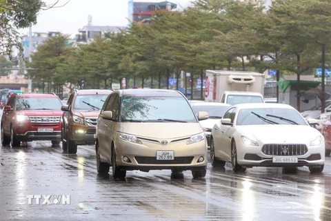 Nhiều người chọn ôtô làm phương tiện di chuyển trong ngày mưa rét. (Ảnh: Tuấn Đức/TTXVN)