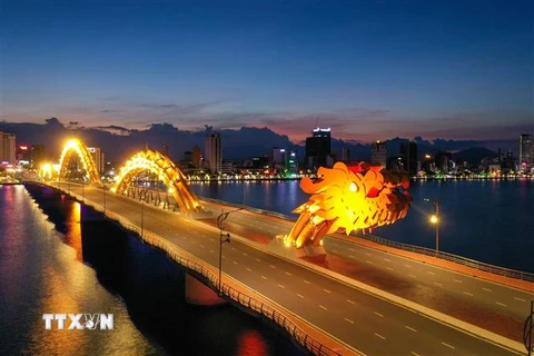 Cầu Rồng - địa điểm tham quan du lịch, biểu tượng của thành phố Đà Nẵng. (Ảnh: Trần Lê Lâm/TTXVN)