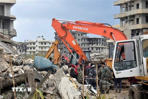 Lực lượng cứu hộ tìm kiếm nạn nhân tại hiện trường đổ nát sau trận động đất tại Jableh, tỉnh Latakia, Syria. (Ảnh: THX/TTXVN)