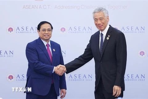 Thủ tướng Phạm Minh Chính gặp Thủ tướng Singapore Lý Hiển Long bên lề Hội nghị Cấp cao ASEAN lần thứ 40, 41. (Ảnh: Dương Giang/TTXVN)