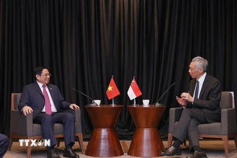 Thủ tướng Phạm Minh Chính gặp Thủ tướng Singapore Lý Hiển Long. (Ảnh: Dương Giang/TTXVN)