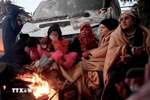 Người dân đốt lửa sưởi ấm trong thời tiết giá lạnh do bị mất nhà cửa sau trận động đất tại Kahramanmaras, Thổ Nhĩ Kỳ. (Ảnh: AFP/TTXVN)