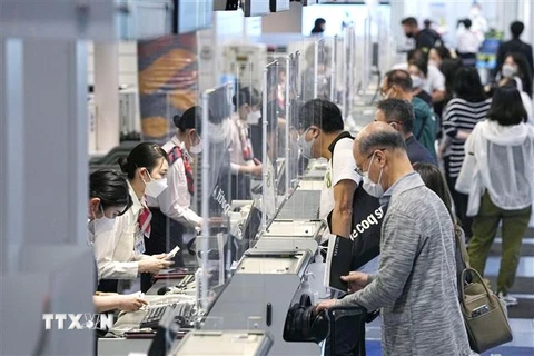 Hành khách làm thủ tục tại sân bay Haneda ở Tokyo, Nhật Bản. (Ảnh: Kyodo/TTXVN)