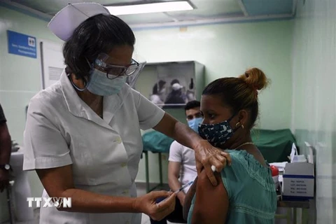 Tiêm vaccine phòng COVID-19 cho người dân tại Cienfuegos, Cuba. (Ảnh: AFP/TTXVN)
