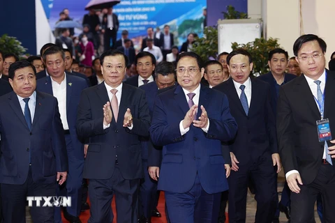 Thủ tướng Phạm Minh Chính và các đại biểu đến Hội nghị triển khai Chương trình hành động của Chính phủ về phát triển vùng Đồng bằng sông Hồng. (Ảnh: Dương Giang/TTXVN)