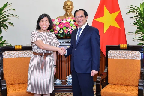 Bộ trưởng Ngoại giao Bùi Thanh Sơn và Đại diện Thương mại Mỹ Katherine Tai. (Ảnh: Báo Thế giới và Việt Nam)