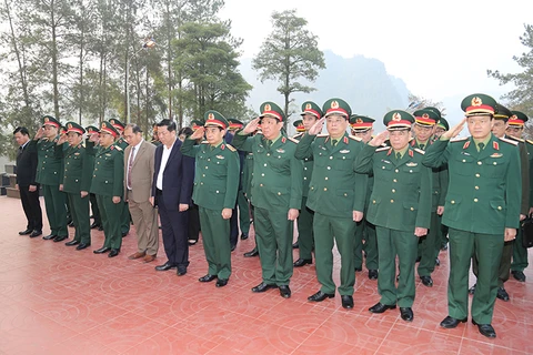 Đại tướng Phan Văn Giang dâng hương tưởng niệm các anh hùng liệt sỹ tại Nghĩa trang Liệt sỹ Trà Lĩnh. (Nguồn: Cổng thông tin Bộ Quốc phòng)