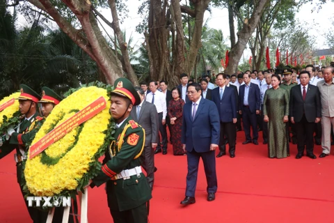 Thủ tướng Phạm Minh Chính cùng cùng các lãnh đạo, nguyên lãnh đạo Đảng và Nhà nước dâng hương tưởng nhớ đồng chí Huỳnh Tấn Phát. (Ảnh: Chương Đài/TTXVN)