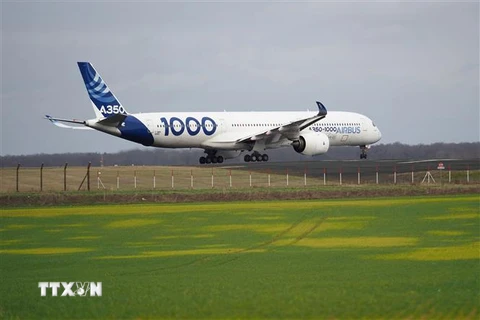 Máy bay A350-1000 của hãng Airbus tại sân bay Chateauroux, Pháp. (Ảnh: AFP/TTXVN)