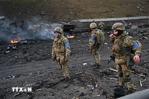Binh sỹ Ukraine tại khu vực giao tranh với lực lượng Nga ở thủ đô Kiev. (Ảnh: AFP/TTXVN)