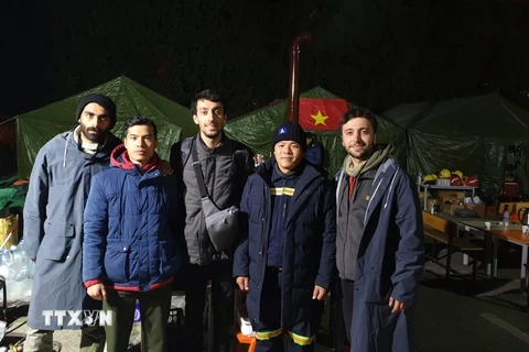 Những người bạn tình nguyện viên Thổ Nhĩ Kỳ đến chào Đại tá Nguyễn Minh Khương và đoàn công tác trước khi phải di chuyển đến điểm cứu trợ mới. (Ảnh: Trường Duy/TTXVN)