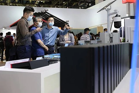 Khách thăm quan gian hàng của Huawei tại Hội chợ Thương mại Dịch vụ Quốc tế Trung Quốc (CIFTIS) 2020 ở Bắc Kinh, Trung Quốc. (Nguồn: Xinhua)