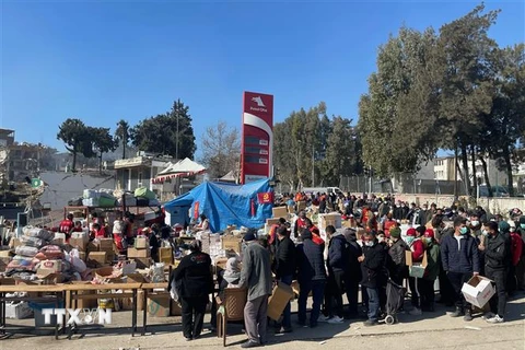 Đoàn người xếp hàng dài nhận hàng cứu trợ tại Hatay, Thổ Nhĩ Kỳ. (Ảnh: Hải Linh/TTXVN)