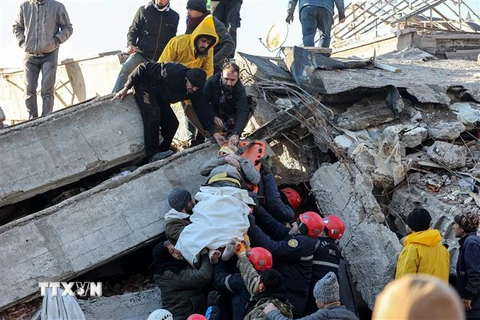 Lực lượng cứu hộ giải cứu nạn nhân khỏi đống đổ nát sau trận động đất ở Kahramanmaras, Thổ Nhĩ Kỳ. (Ảnh: AFP/TTXVN)