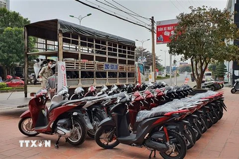 Các sản phẩm xe máy của Honda Việt Nam được bày bán trên đường Mê Linh, thành phố Vĩnh Yên, tỉnh Vĩnh Phúc. (Ảnh: Nguyễn Trọng Lịch/TTXVN)