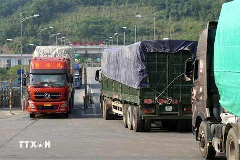 Xe chở hàng làm thủ tục thông quan tại cửa khẩu đường bộ số II Kim Thành. (Ảnh: Quốc Khánh/TTXVN)