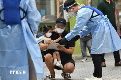 Một điểm xét nghiệm COVID-19 tại Seoul, Hàn Quốc. (Ảnh: AFP/TTXVN)