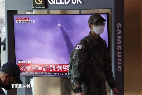 Truyền hình Hàn Quốc đưa tin về vụ phóng thử tên lửa của Triều Tiên, tại Seoul. (Ảnh: YONHAP/TTXVN)