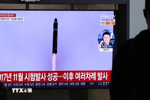 Truyền hình Hàn Quốc đưa tin về vụ phóng thử mới nhất tên lửa đạn đạo liên lục địa Hwasong-15 của Triều Tiên, tại Seoul, ngày 19/2. (Ảnh: YONHAP/TTXVN)