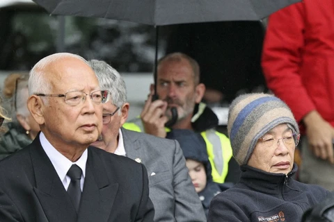 Ông bà Kikuo và Chizuko Suzuki tại lễ tưởng niệm. (Nguồn: Kyodo)