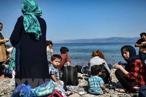 Người di cư Afghanistan vượt biển Aegea vào đảo Lesbos của Hy Lạp từ Thổ Nhĩ Kỳ. (Ảnh: Getty Images/TTXVN)