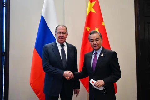 Ngoại trưởng Nga Sergei Lavrov và Chủ nhiệm Văn phòng Ủy ban Công tác Đối ngoại Trung ương Đảng Cộng sản Trung Quốc, ông Vương Nghị. (Nguồn: fmprc.gov.cn)