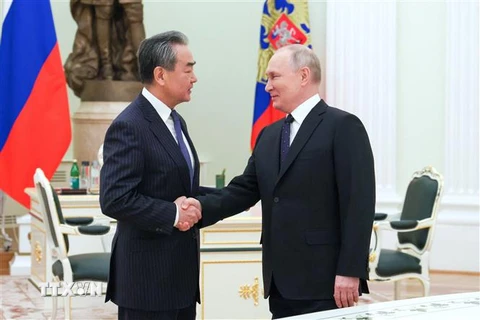 Tổng thống Nga Vladimir Putin (phải) và Chủ nhiệm Văn phòng Ủy ban Công tác Đối ngoại Trung ương Đảng Cộng sản Trung Quốc Vương Nghị tại cuộc gặp ở Moskva, Nga. (Ảnh: AFP/TTXVN)