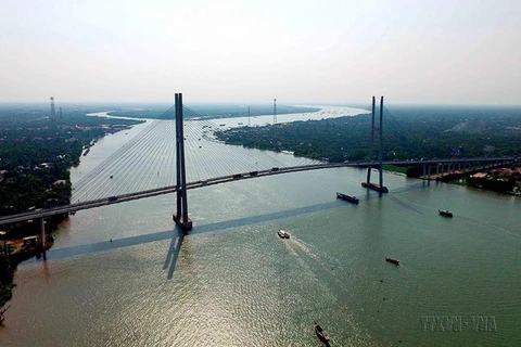 Cầu Mỹ Thuận nối hai tỉnh Tiền Giang và Vĩnh Long, tổng nguồn vốn đầu tư khoảng 2.000 tỷ đồng, trong đó, Chính phủ Australia tài trợ 66%, khánh thành và đưa vào hoạt động từ cuối tháng 5/2000. (Ảnh: An Hiếu/TTXVN) 