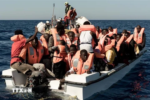 Người di cư chờ được giải cứu trên Địa Trung Hải, ngoài khơi bờ biển Libya. (Ảnh: AFP/TTXVN)