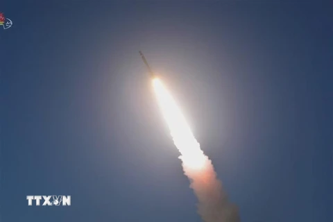 Một tên lửa đạn đạo tầm ngắn của Triều Tiên được phóng thử từ khu vực Sukchon, tỉnh Pyongan hướng về vùng biển phía Đông nước này, ngày 20/2/2023. (Ảnh: YONHAP/TTXVN)