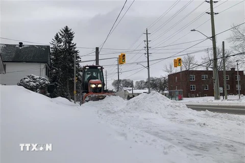 Xe dọn tuyết trên vỉa hè tại một khu phố ở Ottawa. (Ảnh: Hà Linh/TTXVN)