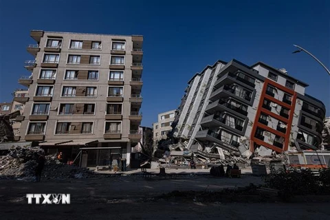 Những tòa nhà bị hư hại sau động đất ở Antakya, tỉnh Hatay, Thổ Nhĩ Kỳ. (Ảnh: AFP/TTXVN)