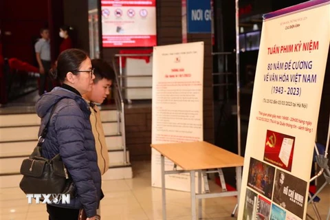 Khán giả xem giới thiệu Tuần phim kỷ niệm 80 năm Đề cương về văn hóa Việt Nam. (Ảnh: Hoàng Hiếu/TTXVN)