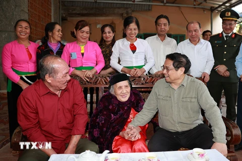 Thủ tướng Phạm Minh Chính thăm Mẹ Việt Nam Anh hùng Nguyễn Thị Chố, sinh năm 1926, có 2 con là liệt sỹ. (Ảnh: Dương Giang/TTXVN)