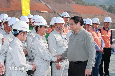 Thủ tướng Phạm Minh Chính động viên kỹ sư, công nhân thi công mở rộng Nhà máy Thủy điện Hòa Bình. (Ảnh: Dương Giang/TTXVN)