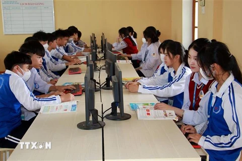 Giờ học trên máy tính của học sinh Trường Trung học Phổ thông Mỹ Lộc (huyện Mỹ Lộc, tỉnh Nam Định). (Ảnh: Nguyễn Lành/TTXVN)