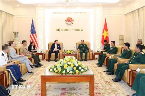 Thượng tướng Hoàng Xuân Chiến, Thứ trưởng Bộ Quốc phòng tiếp Ngài Marc E. Knapper, Đại sứ Hoa Kỳ tại Việt Nam và các thành viên trong đoàn. (Ảnh: Trọng Đức/TTXVN)