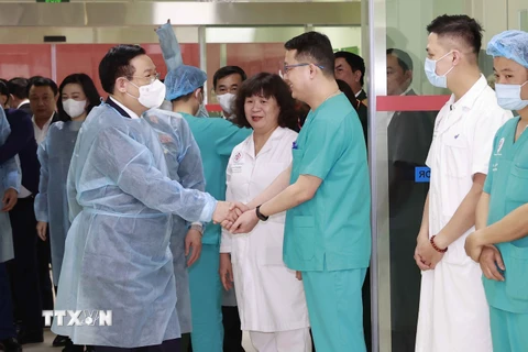 Chủ tịch Quốc hội Vương Đình Huệ thăm Khoa hồi sức ngoại khoa và ghép tạng, Bệnh viện Trung ương Quân đội 108. (Ảnh: Doãn Tấn/TTXVN)