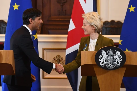 Thủ tướng Anh Rishi Sunak và Chủ tịch EC Ursula von der Leyen tại cuộc họp báo ở London. (Ảnh: AFP/TTXVN)