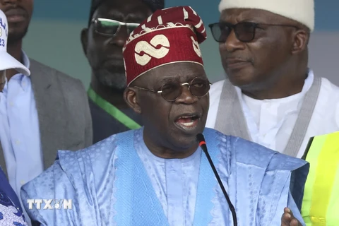 Ông Bola Tinubu (giữa) phát biểu tại phiên họp đặc biệt của APC tại Abuja, ngày 8/6/2022. (Ảnh: AFP/TTXVN)