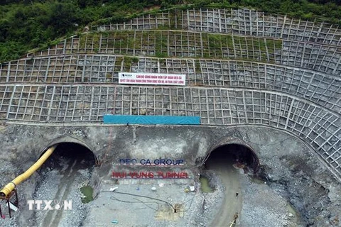 Công trường thi công 2 ống hầm phía Bắc hầm Núi Vung, nối Ninh Thuận với Bình Thuận trên tuyến cao tốc Bắc-Nam. (Ảnh: Huy Hùng/TTXVN)