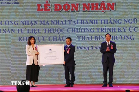Bà Miki Nozawa, Trưởng ban Giáo dục Văn phòng đại diện UNESCO tại Việt Nam, trao Bằng công nhận Ma nhai tại Danh thắng Ngũ Hành Sơn là Di sản tư liệu thuộc Chương trình ký ức thế giới khu vực châu Á-Thái Bình Dương cho Thứ trưởng Bộ Văn hóa, Thể thao và D
