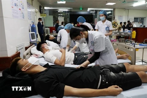 Công nhân phân xưởng sản xuất linh kiện điện tử thuộc Công ty TNHH HS Tech Vina đang điều trị tại Bệnh viện Đa khoa tỉnh Bắc Ninh. (Ảnh: Thái Hùng/TTXVN)